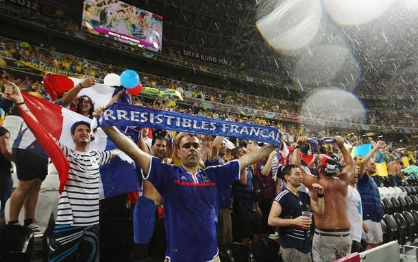CĐV Pháp vẫn cổ vũ nhiệt tình đưới cơn mưa lớn.